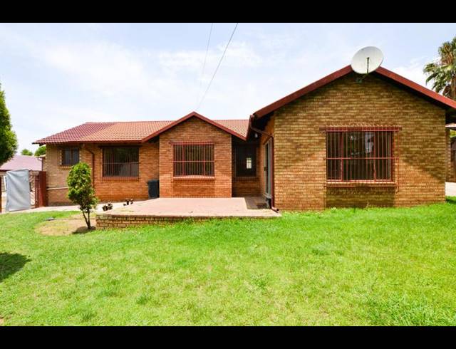 4 BEDROOM HOUSE FOR SALE IN HEUWELOORD